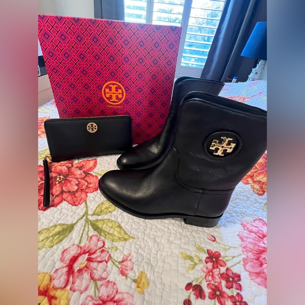 Tory Burch Black Leather Booties with Wristlet Set